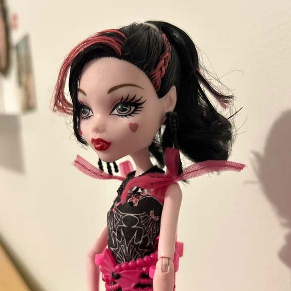 Monster High Doll Draculaura (G1) Fright, Camera, Action!: Black Carpet - Picture 4 of 6